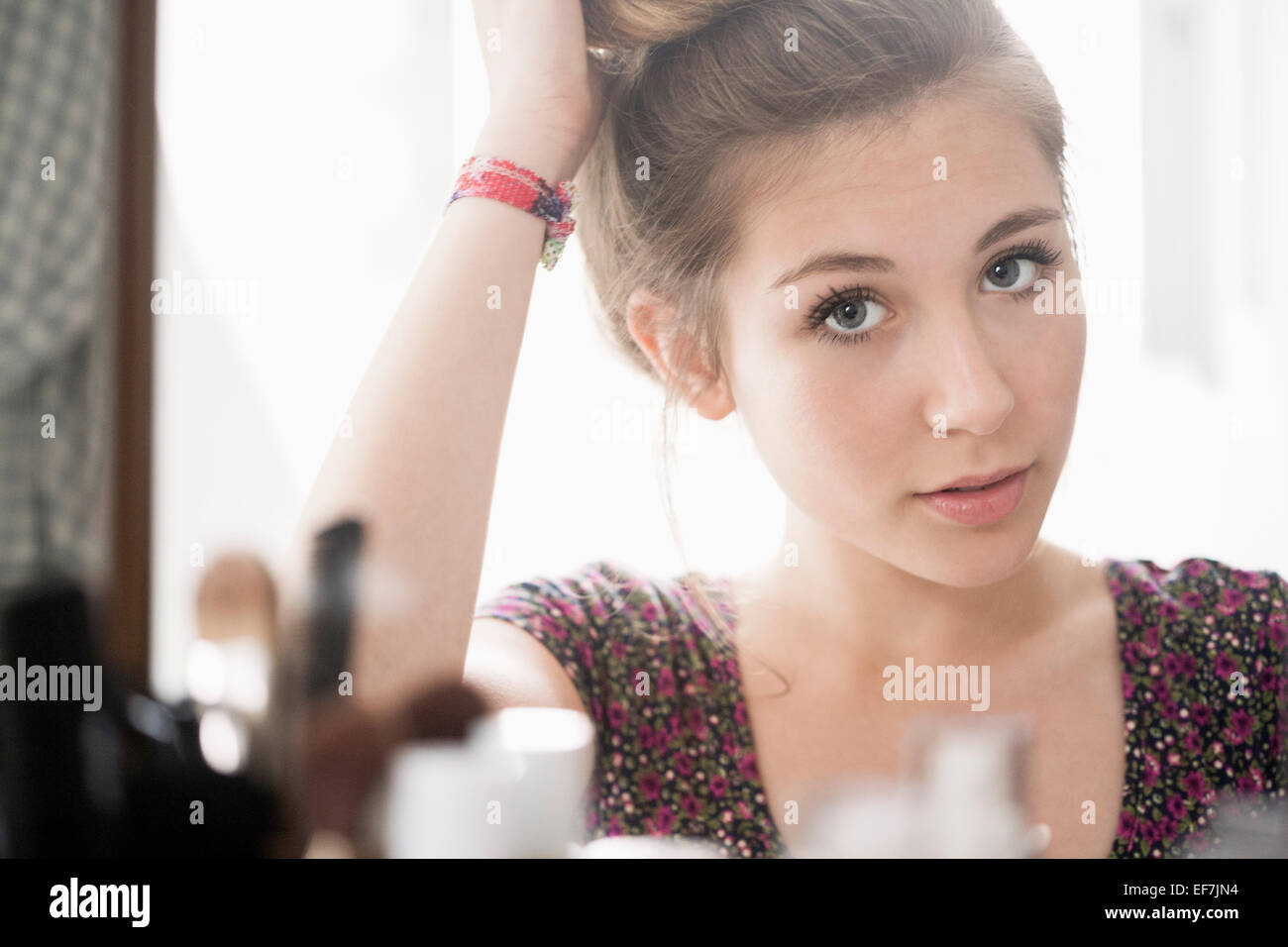 Adolescente mirando en el espejo Foto de stock