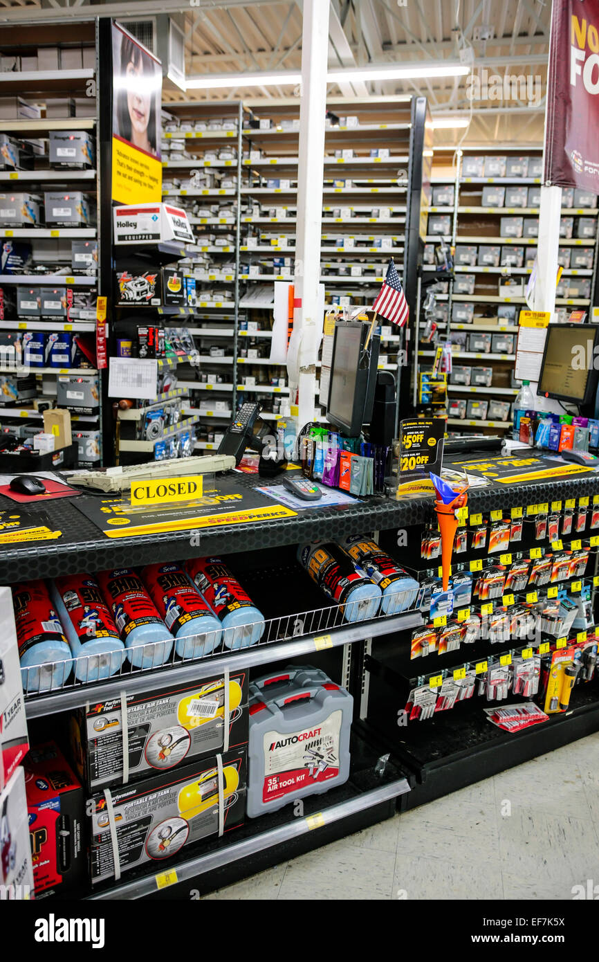 El mostrador de una tienda de repuestos de automóviles con estantes de  determinadas piezas del motor en estanterías en el fondo Fotografía de  stock - Alamy