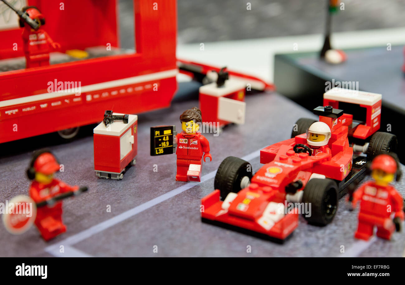 Nuremberg, Alemania. 28 ene, 2015. Un equipo de Fórmula Uno de Ferrari por  Lego es presentado durante la 66ª Feria Internacional de juguetes en  Nuremberg, Alemania, el 28 de enero de 2015.