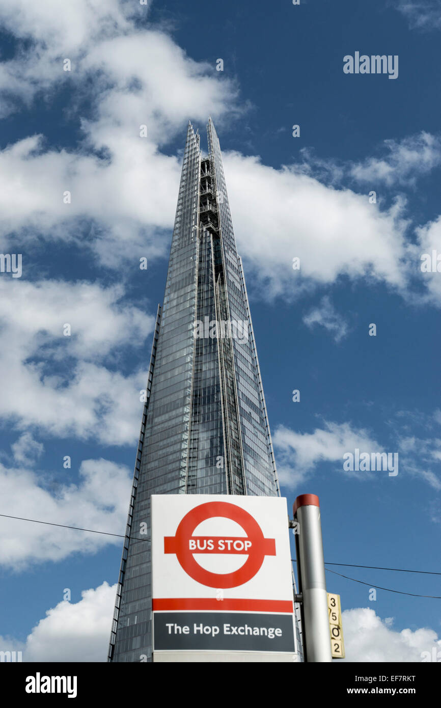 Señal de parada de autobús, el shard, el arquitecto Renzo Piano, southwalk, nubes, Londres, Reino Unido. Foto de stock
