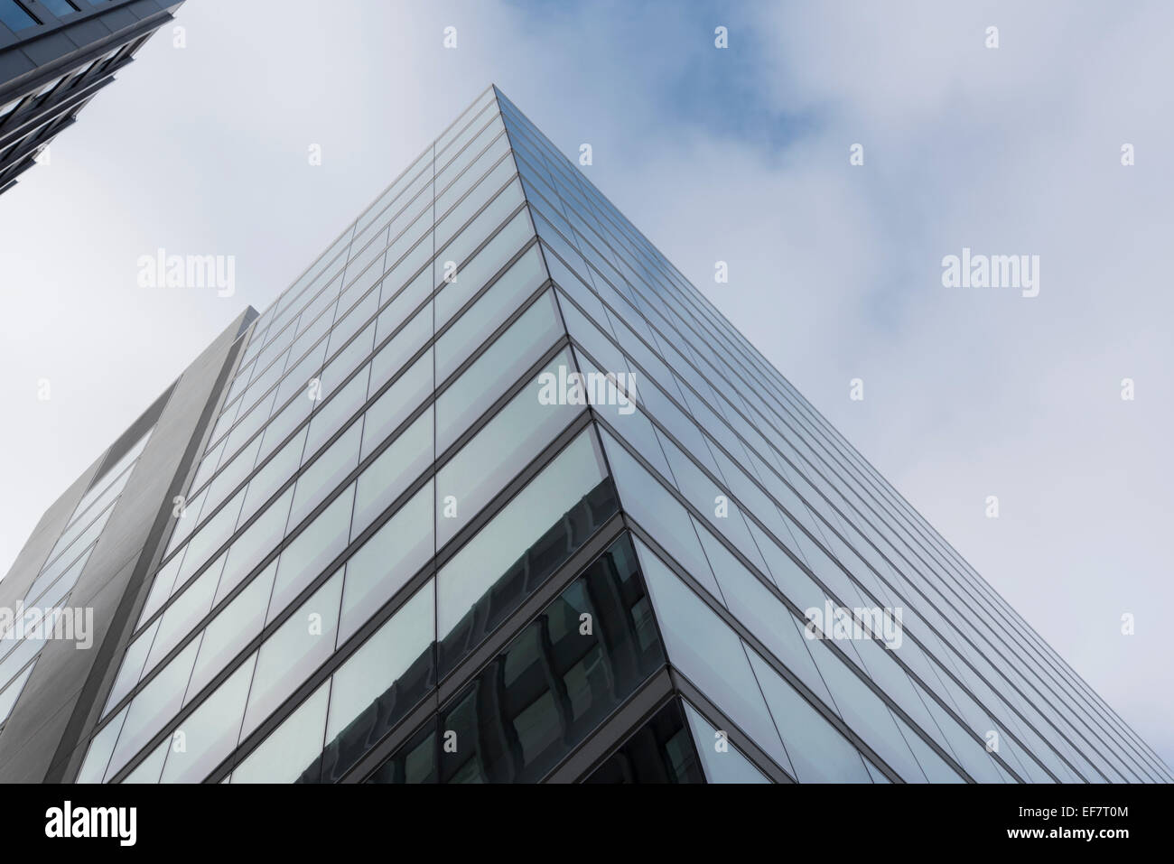 Mirando hacia arriba a un bloque de oficinas cerca de Fenchurch Street station en la ciudad de Londres. Foto de stock
