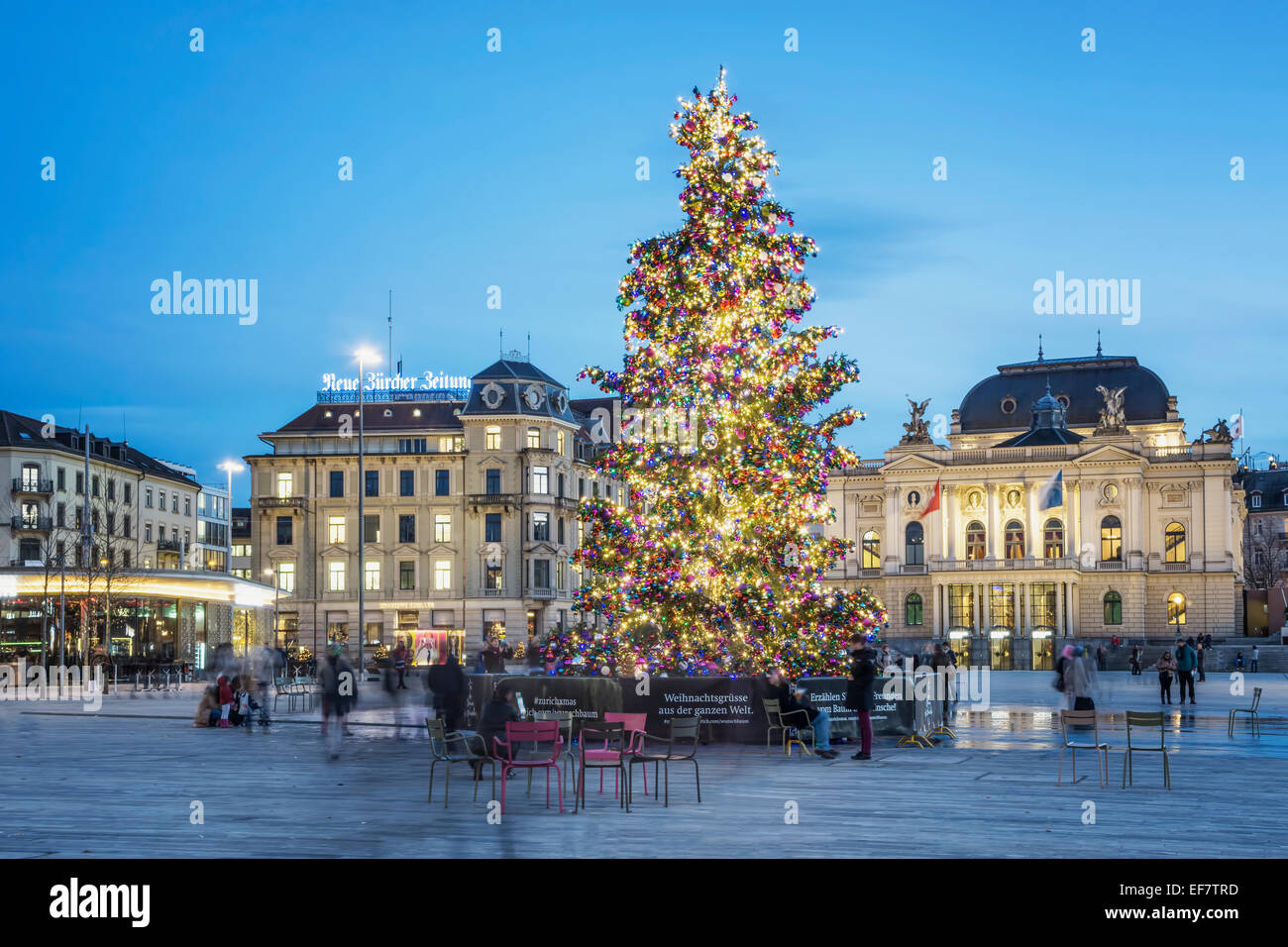 Árbol de Navidad, el Sechselaeuten Square, el teatro de la Ópera, Zúrich, Suiza Foto de stock