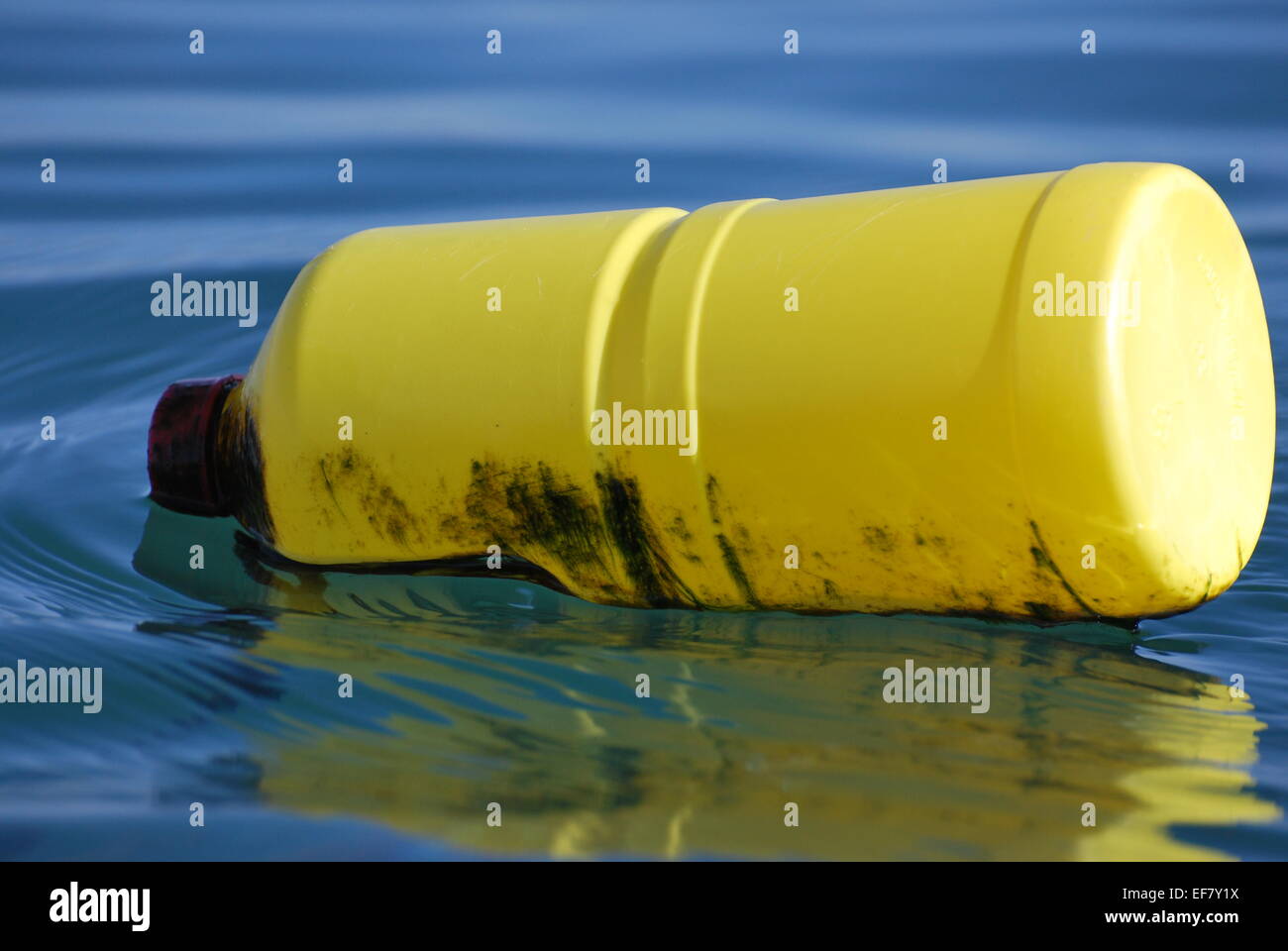 Botella de plástico flotando en el mar en Dorset, Reino Unido Foto de stock