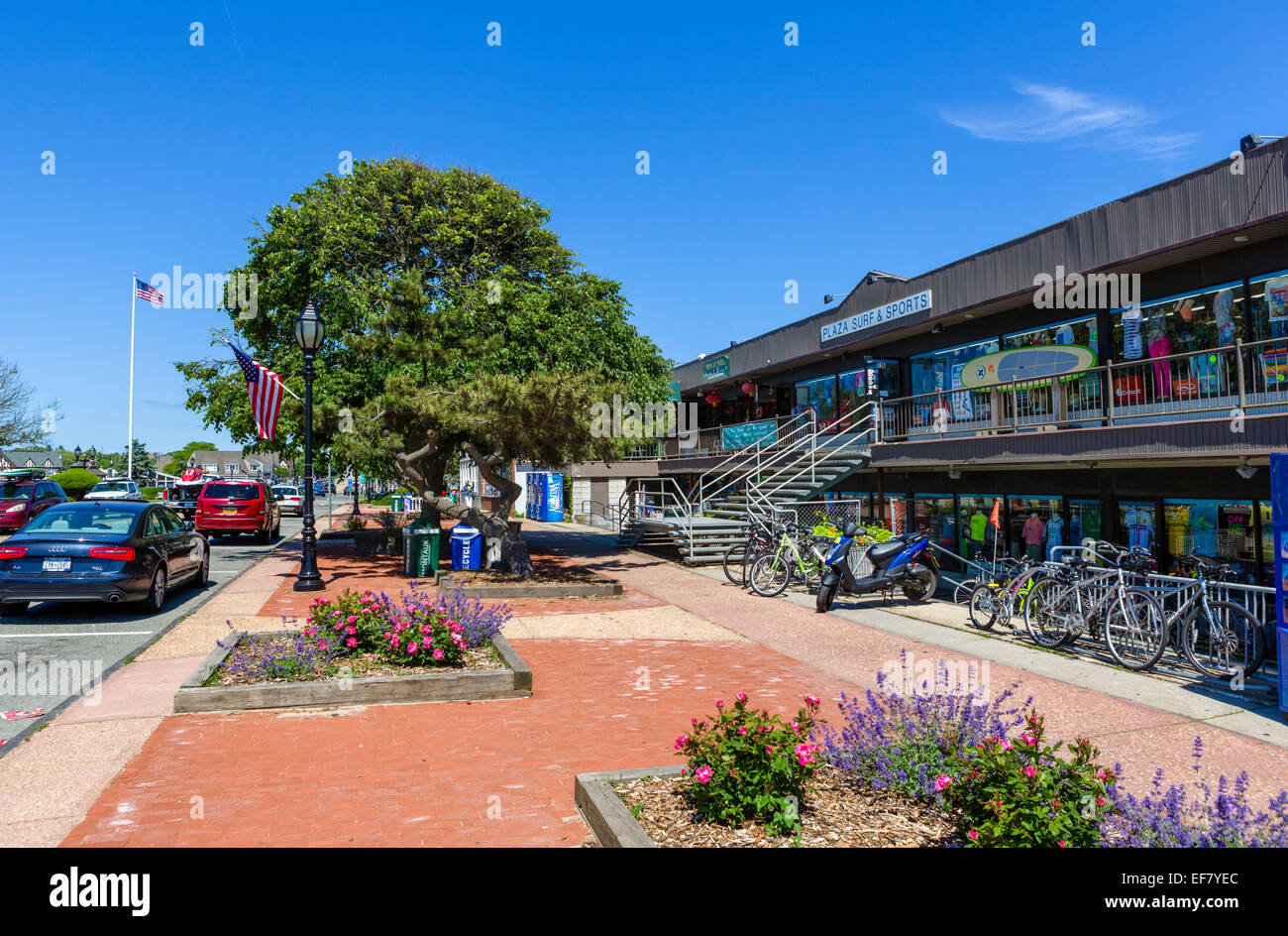 Tiendas en la Plaza en el centro de la ciudad de Montauk, el condado de Suffolk, en Long Island, NY, EE.UU. Foto de stock