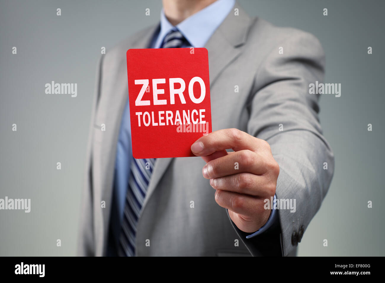 Empresario mostrando la tarjeta roja de tolerancia cero Foto de stock