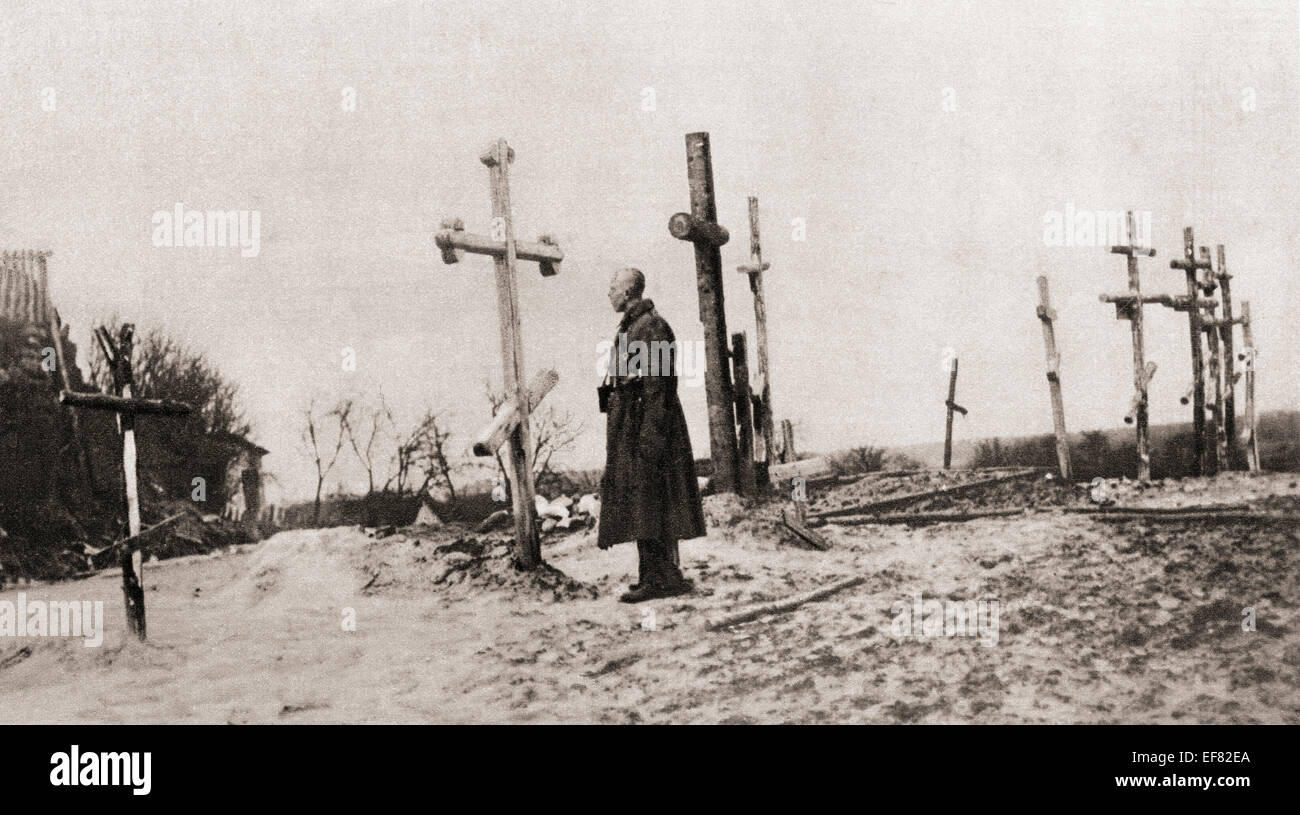 Un soldado ruso en la tumba de un camarada de armas durante la Primera Guerra Mundial. Foto de stock
