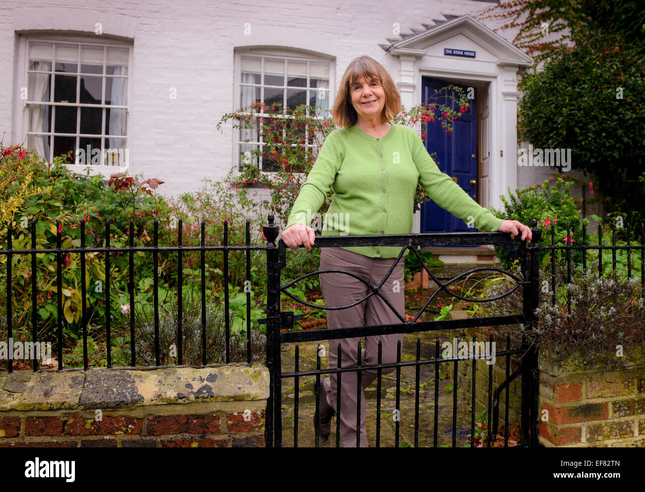 Escritor y dramaturgo Julia Donaldson MBE West Sussex en su casa. Sus  libros incluyen la Gruffalo y sala en la escoba Fotografía de stock - Alamy