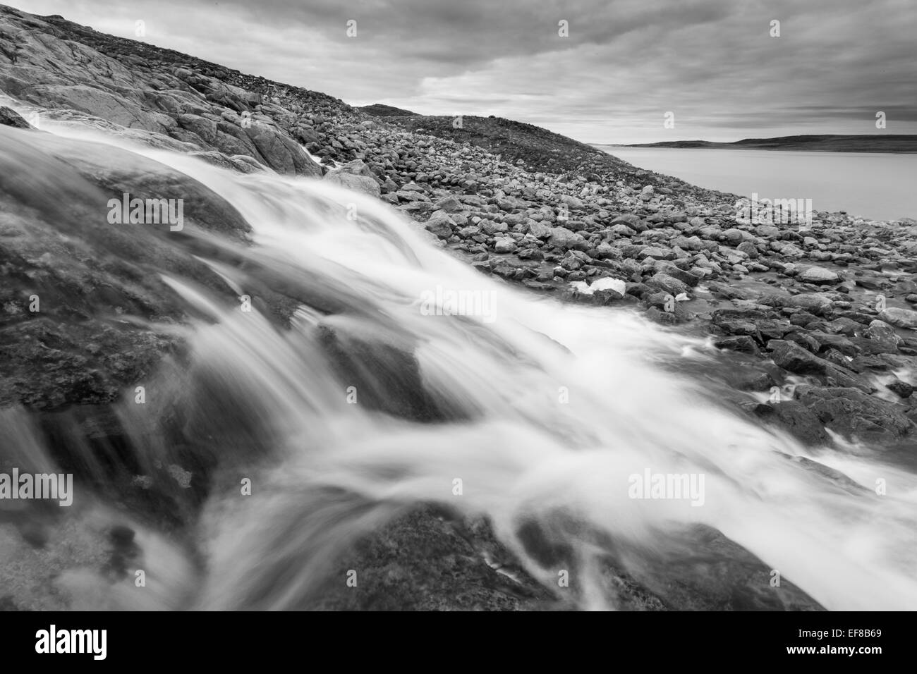 Canadá, Nunavut, el Territorio, la imagen borrosa de Río torrencial cerca del Cabo de Cleveland a lo largo de la Bahía de Hudson, cerca del Círculo Ártico Foto de stock