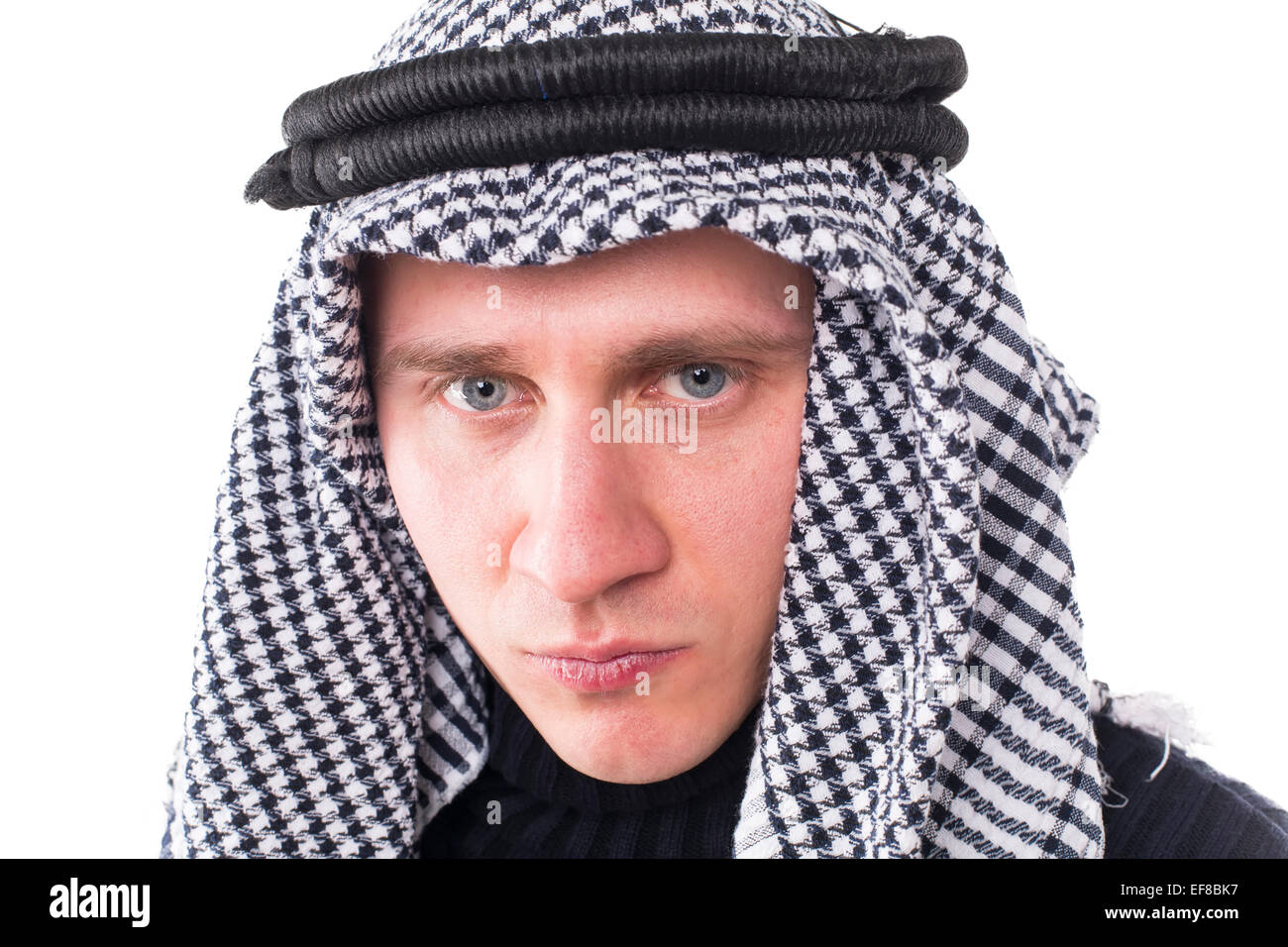 Contento martillo visa Con el rostro cubierto del hombre Arabe bufanda closeup sobre fondo blanco  Fotografía de stock - Alamy