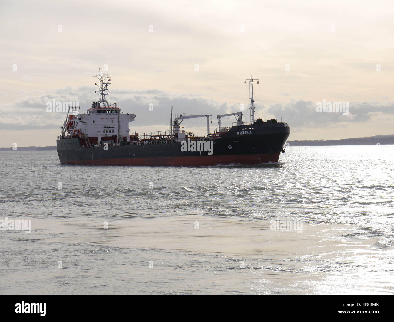 Los productos petroleros registrados Douglas tanker Whitonia entrando en Portsmouth Harbour Foto de stock