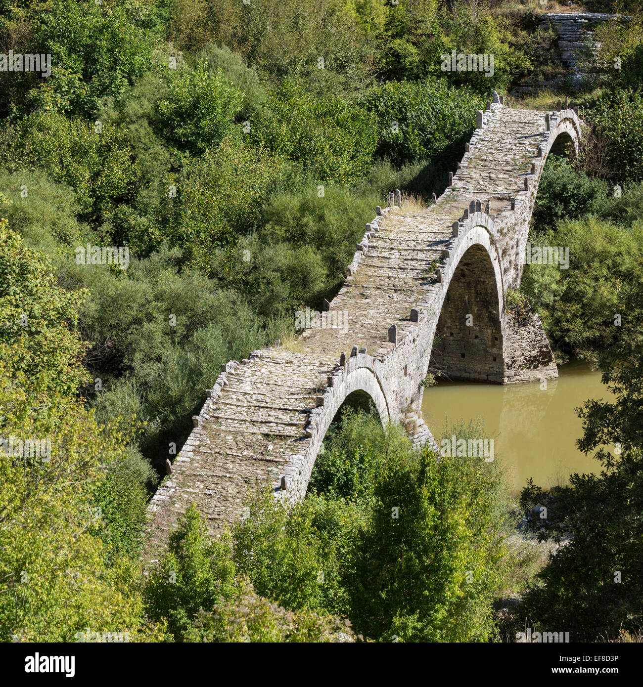 O Plakida Kalogeriko triple arco de piedra de puente cerca de Kipi Grecia Foto de stock
