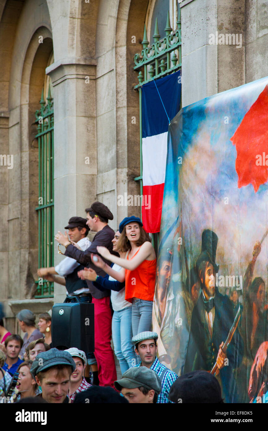 Los parisinos celebran Fête de la Musique - festival de música anual cada 21 de junio, París, Francia Foto de stock