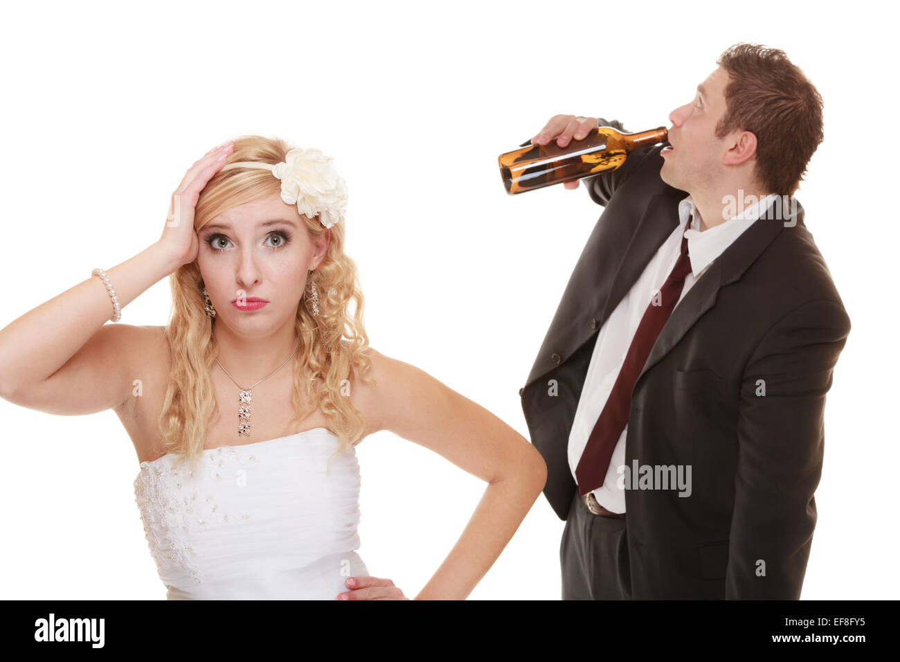 Pareja de novios, infeliz esposa con bebida alcohólica al novio. Mujer  mirando su futuro tomar decisiones - violencia alcoholismo proble  Fotografía de stock - Alamy