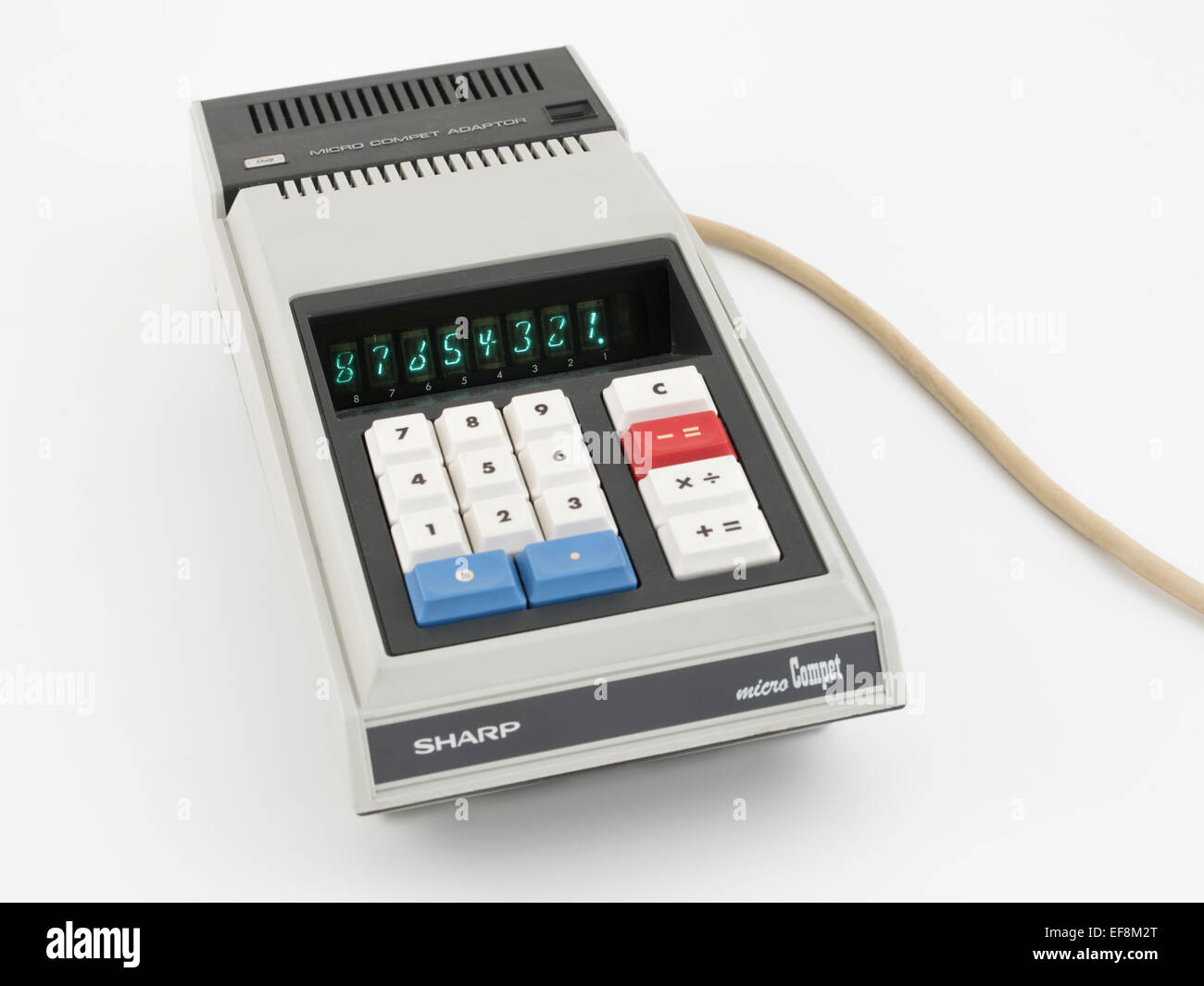 SHARP micro COMPET QT-8B, una de las primeras calculadoras de mano operado a batería (1970) Foto de stock
