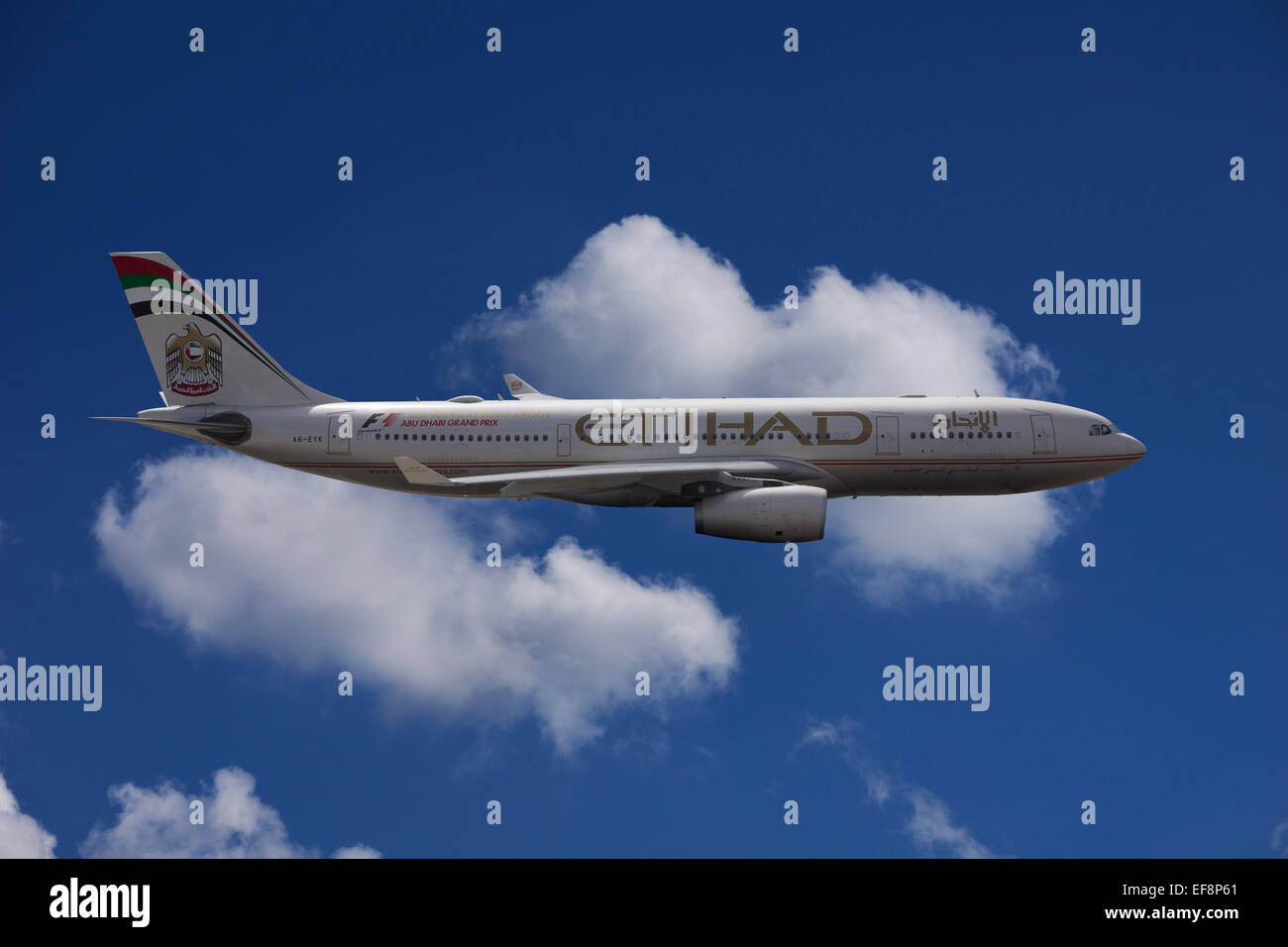 A6-EYK Etihad Airways Airbus A330-243 en vuelo contra un cielo nublado Foto de stock