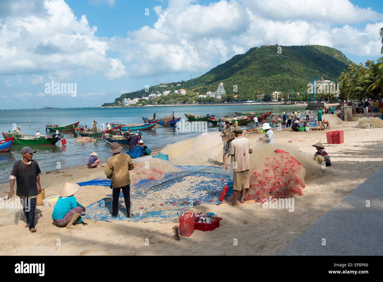 Los pescadores en la playa, Vung Tau, Vietnam Foto de stock