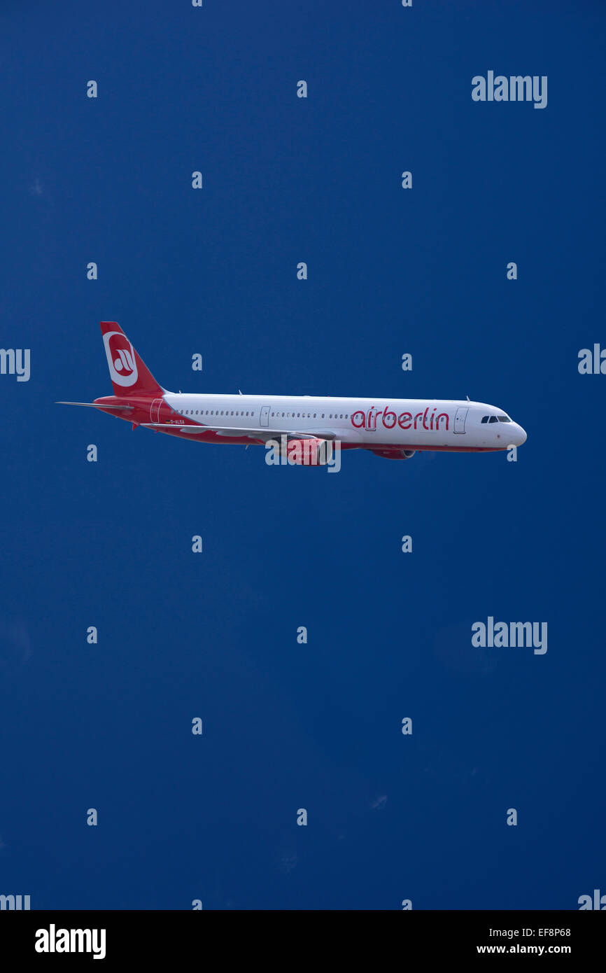 D-ALSA Airbus A321-211 de Air Berlin en vuelo contra el cielo azul Foto de stock