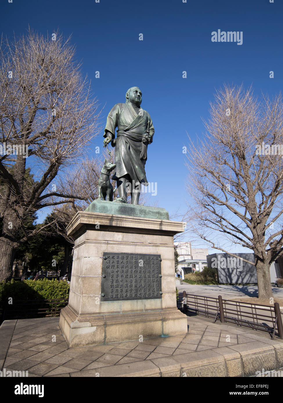 Estatua de bronce de Saigo Takamori ( samurai y político ) en el parque Ueno, en Tokio, Japón Foto de stock