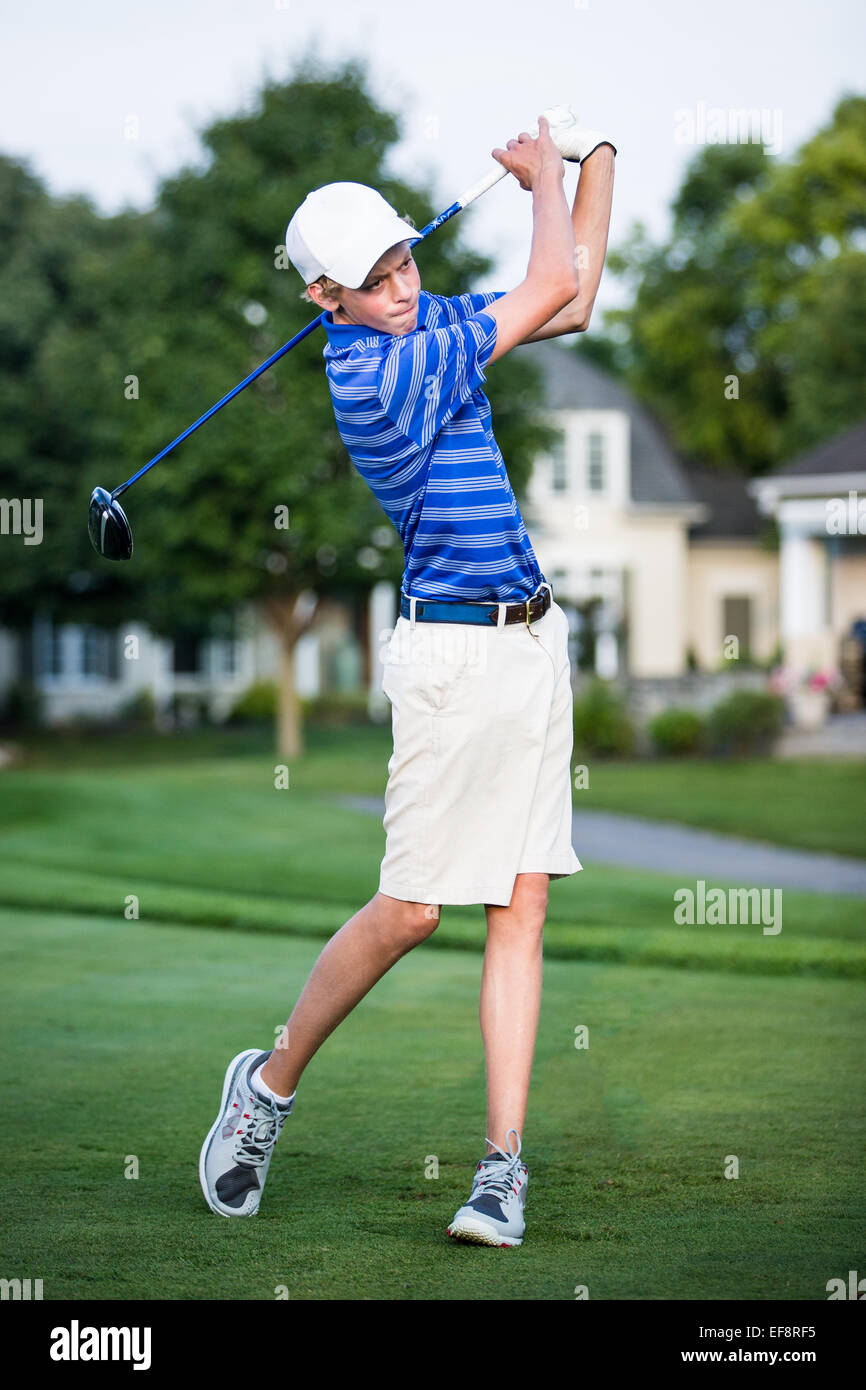 Adolescente jugando al golf Foto de stock