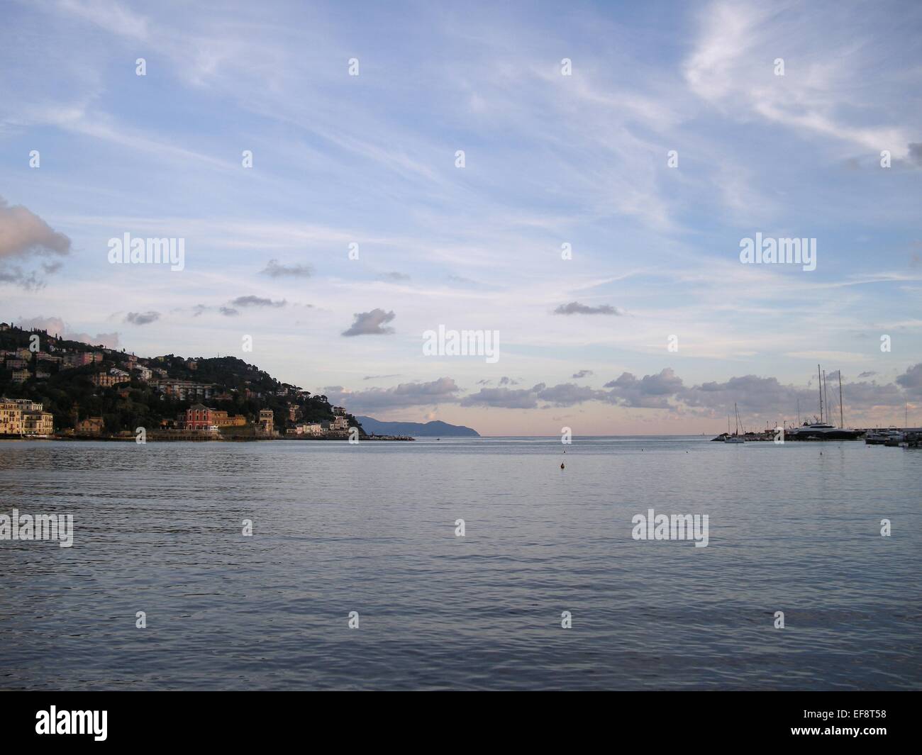 Paisaje marino al atardecer, Liguria, Italia Foto de stock