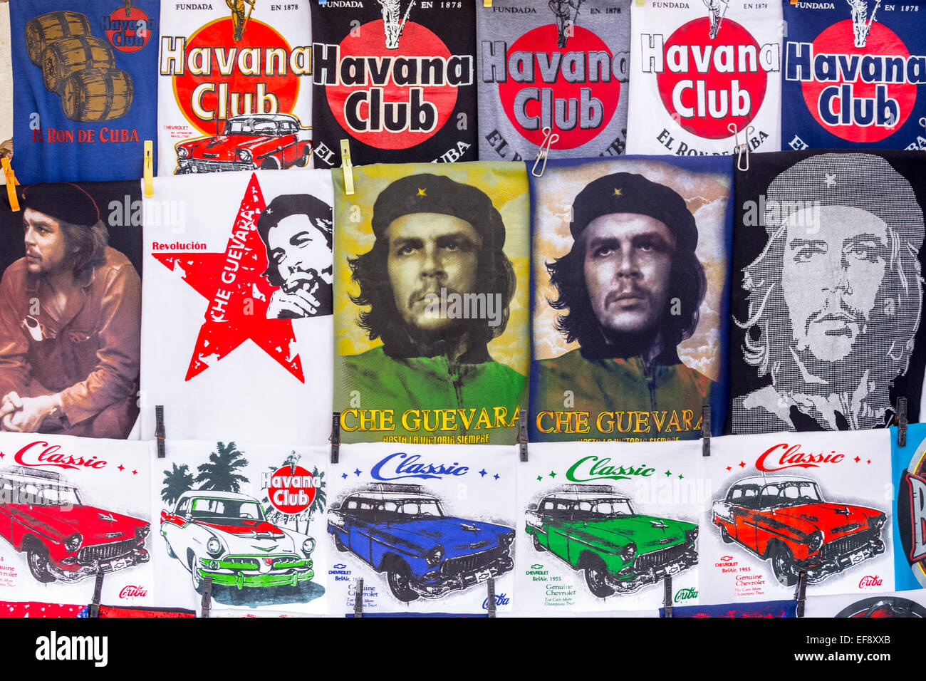 T-shirts con diferentes sellos editoriales, Havana Club, Ernesto Che Guevara, coches antiguos, La Habana, Cuba Foto de stock