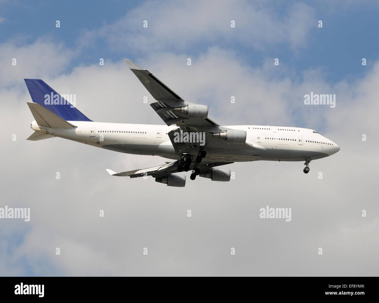Cuerpo ancho moderno avión de pasajeros antes de aterrizar aviones Boeing 747 Foto de stock