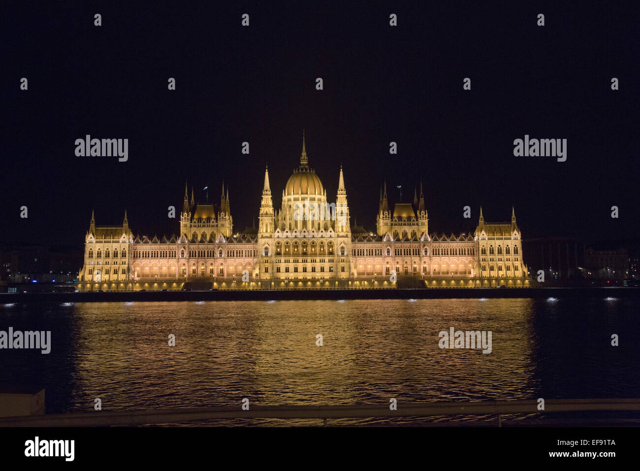 Edificio del Parlamento húngaro desde el lado de Buda de Budapest, por la noche sobre el río Danubio. Foto de stock