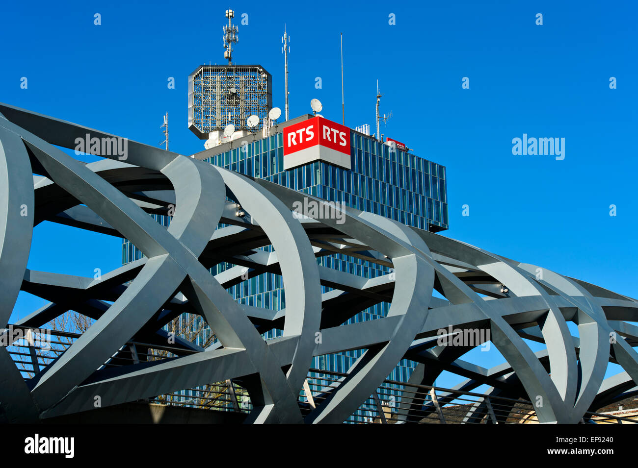 Torre de la estación de radiodifusión pública suiza Radio Télévision  Suisse, detrás del puente de Hans Wilsdorf, Ginebra, Suiza Fotografía de  stock - Alamy
