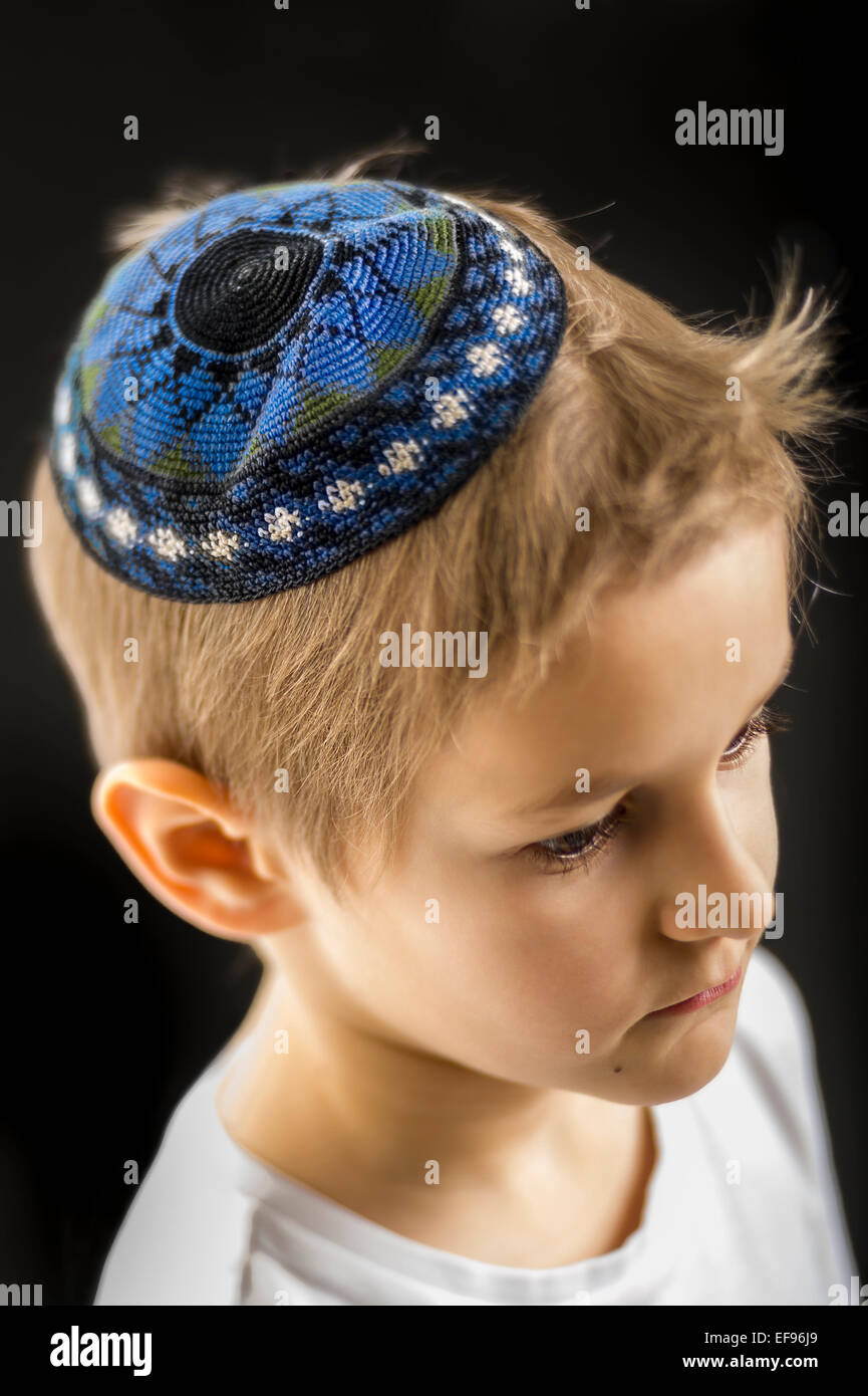 Niño judío con kipa fotografías e imágenes de alta resolución - Alamy