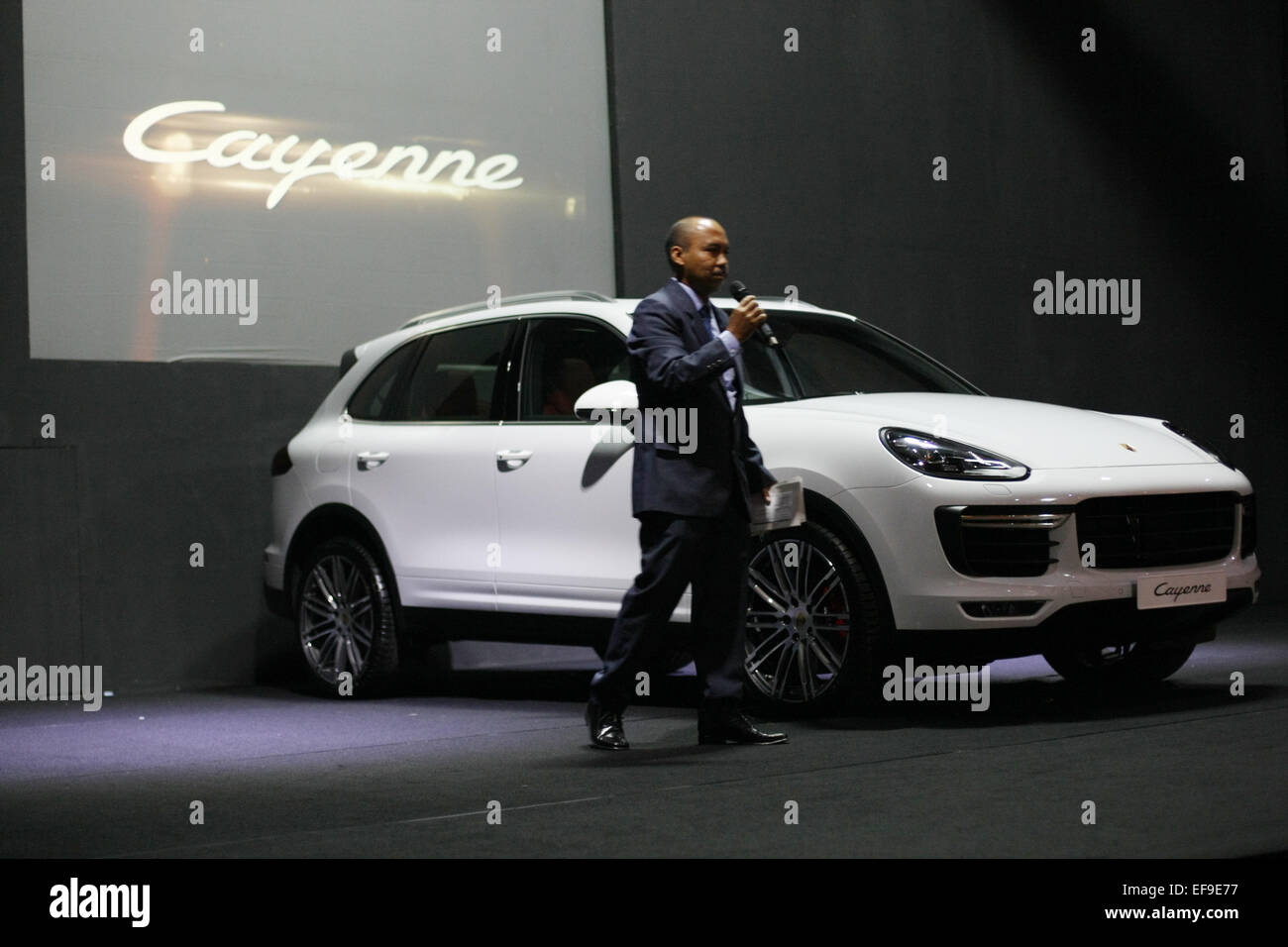 El sur de Yakarta, Yakarta, Indonesia. 30 de enero de 2015. Porsche en Indonesia lanzó el nuevo Porsche Cayenne en Yakarta el 29 de enero de 2015. El nuevo Cayenne luce más expresivo, con faros LED y un interior deportivo. El Cayenne afirma tener un gran motor de 520 caballos de fuerza © Afriadi Hikmal/Zuma alambre/Alamy Live News Foto de stock