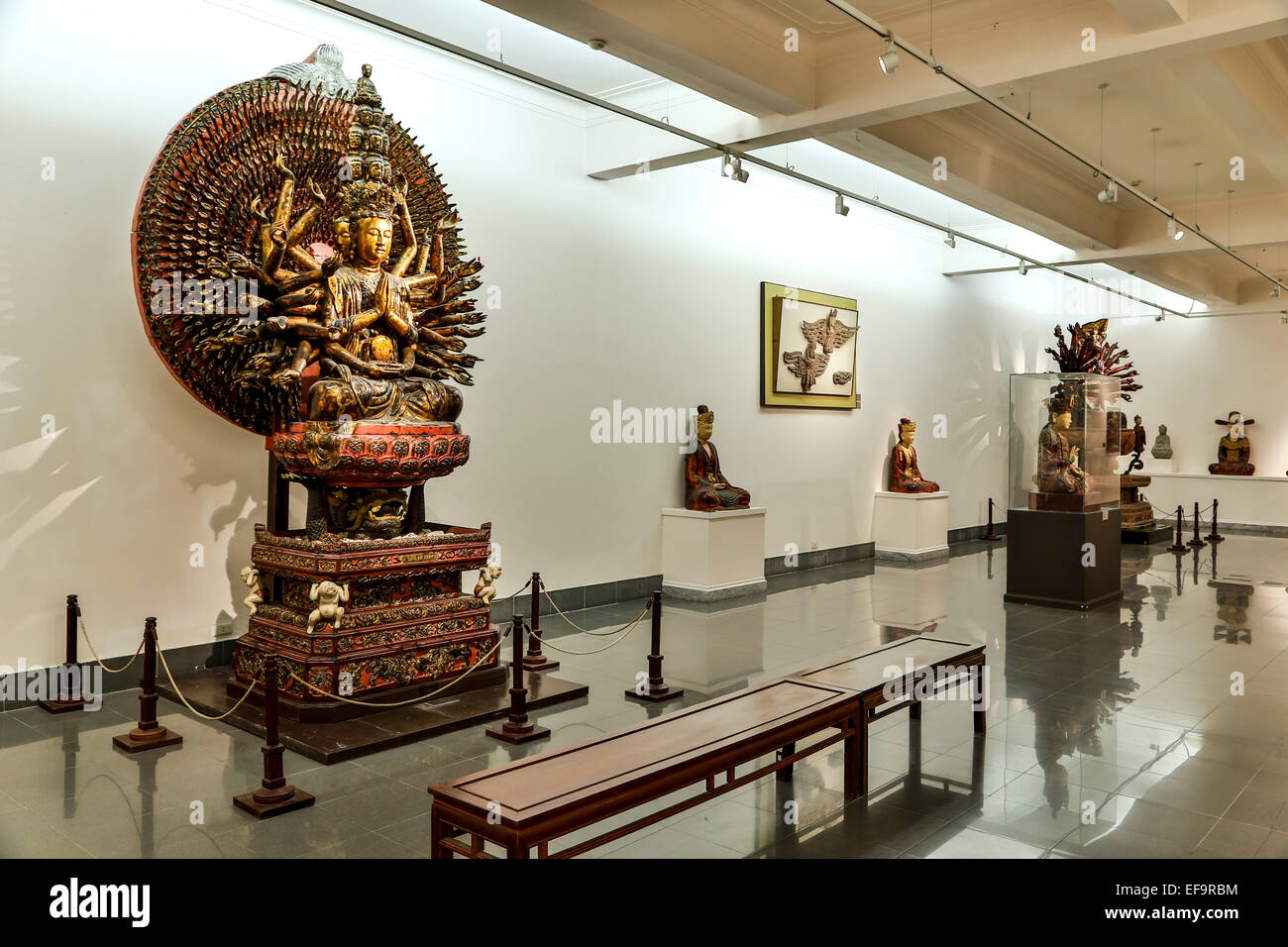 Mil armados y Mil-eyed Avalokiteshvara, Museo de Bellas Artes de Vietnam, Hanoi, Vietnam Foto de stock
