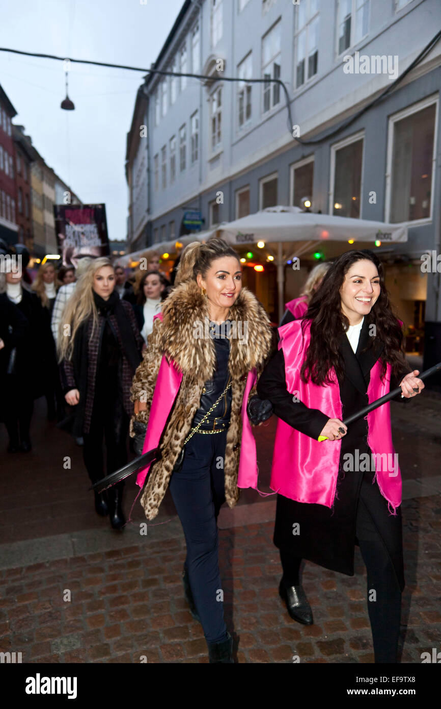 Copenhague, Dinamarca, 29 de enero de 2015: la empresa de moda danés de " mujer", CARMACOMA curvada, y la danesa "Asociación Nacional contra el  trastorno alimentario" es que desfilan por las calles de