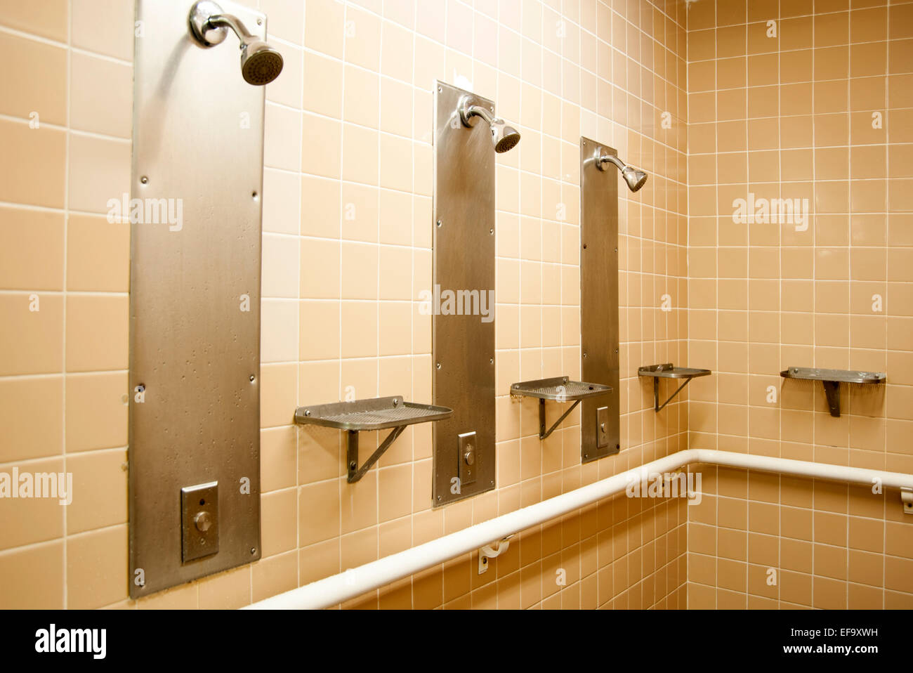 Public shower fotografías e imágenes de alta resolución - Alamy