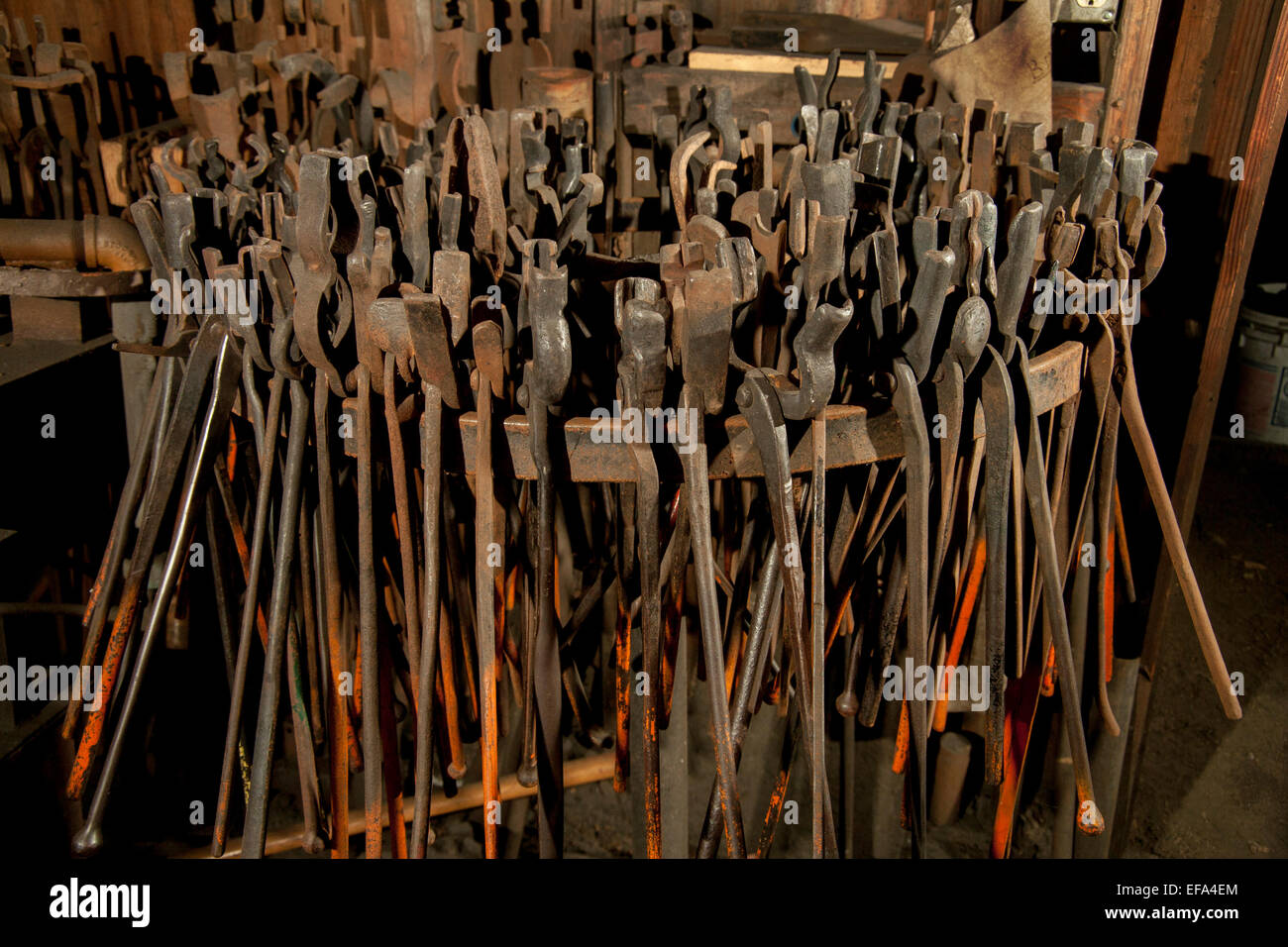único Sede Descortés Un bastidor de pinzas para la manipulación de hierro caliente en una herrería Fotografía de stock - Alamy único Sede Descortés Un bastidor de pinzas para la manipulación de hierro caliente en una herrería Fotografía de stock - Alamy