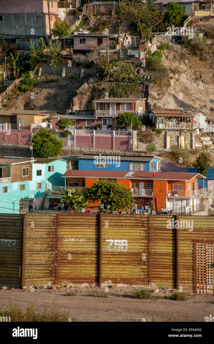 Un cerco internacional con paneles numerados para identificación de