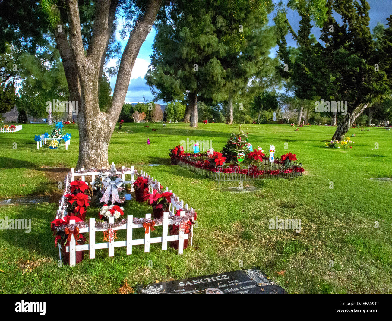 Las tumbas de los hispanos están decoradas para Navidad en Orange, CA