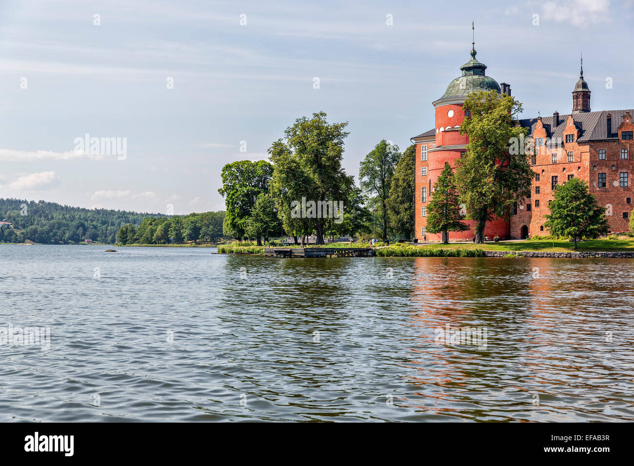 El Castillo de Gripsholm se refleja en el lago Mälaren, Mariefred, Strängnäs, Södermanland län, cerca de Estocolmo, Suecia Foto de stock