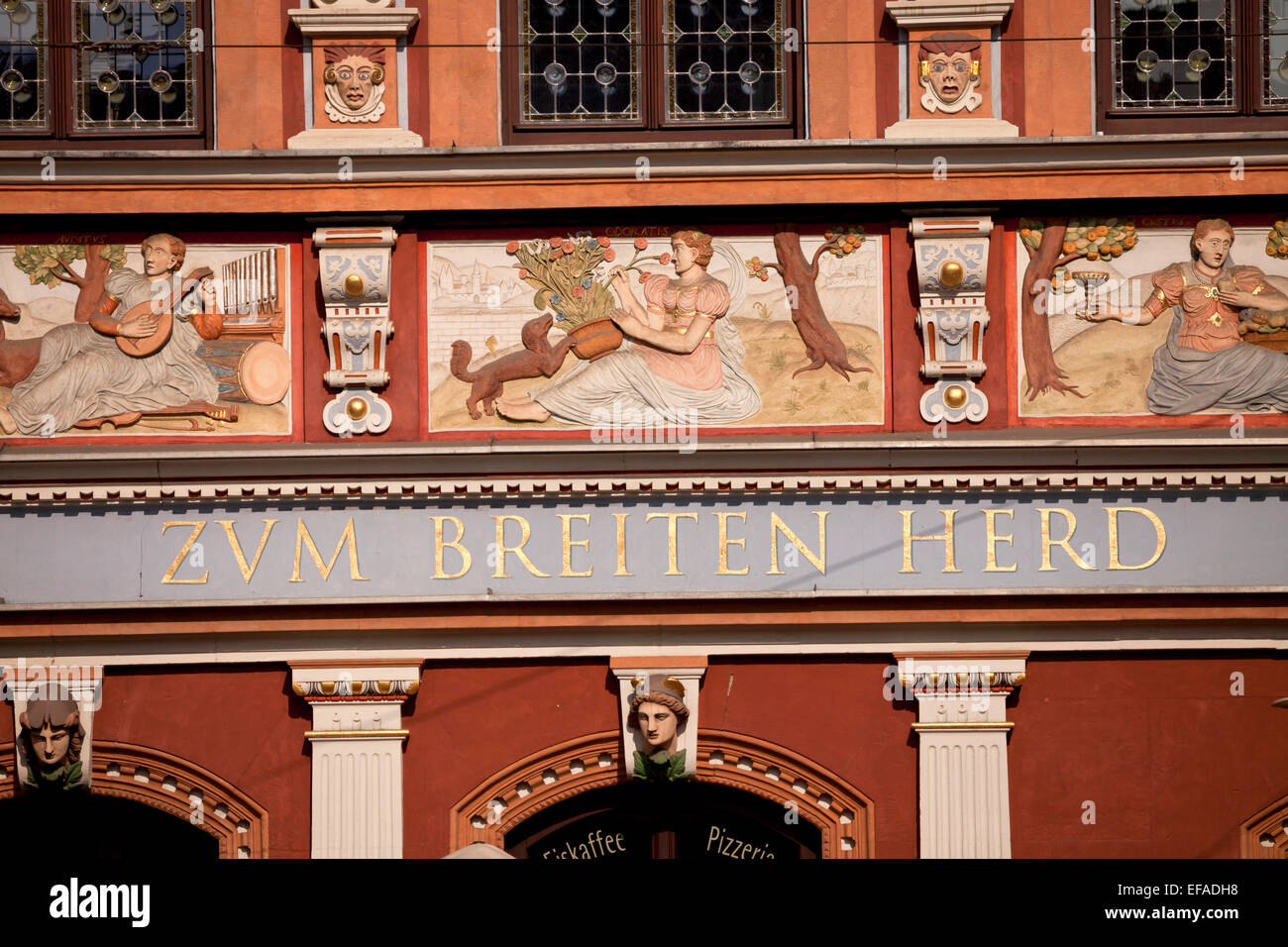 Detalle de la fachada del edificio histórico Haus zum breiten Herd, Erfurt, Turingia, Alemania Foto de stock