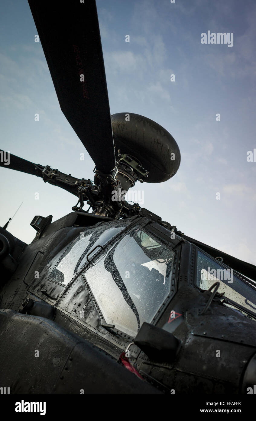 Ejército Británico de helicópteros de ataque AH64 en dispersión, Netheravon Aeródromo, Salisbury Plain para Afganistán en la capacitación previa al despliegue Foto de stock