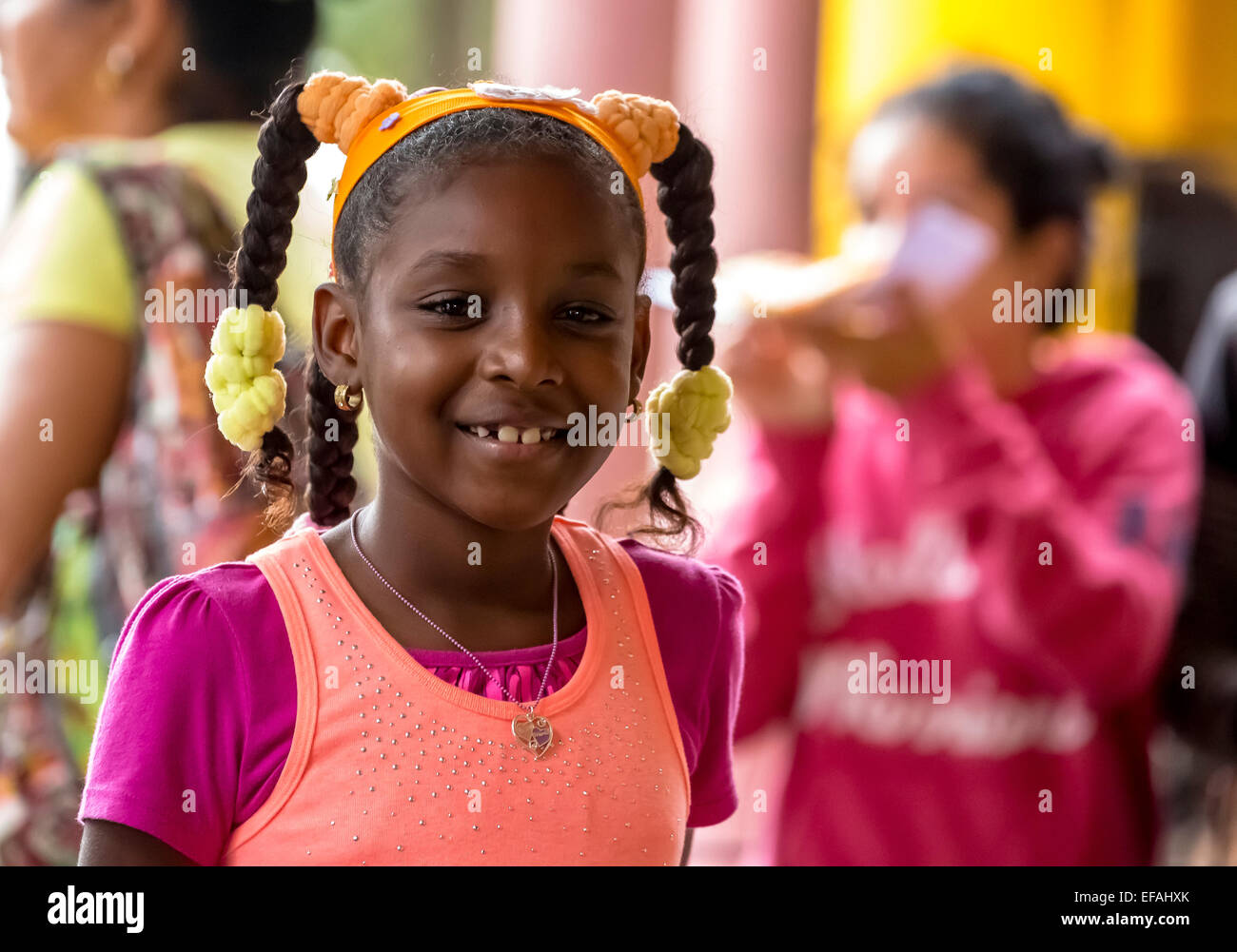 Chica con pigtails, Viñales, provincia de Pinar del Río, Cuba Foto de stock
