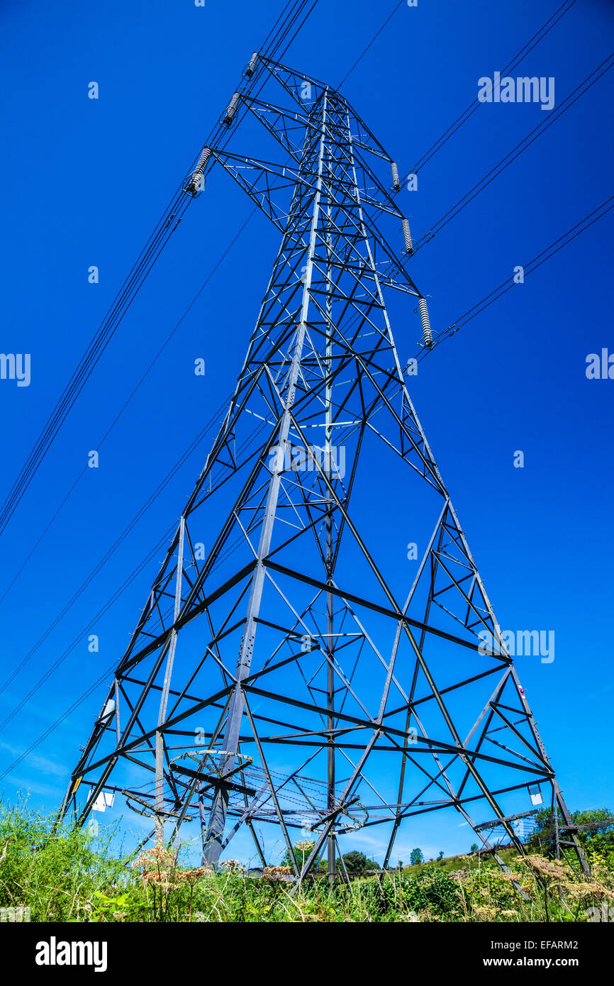 Un poste eléctrico contra un cielo azul sin nubes. Foto de stock