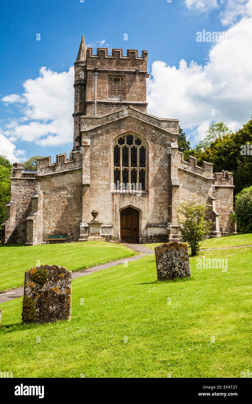 Un típico país Inglés de iglesia en la aldea de Wiltshire Bratton. Foto de stock