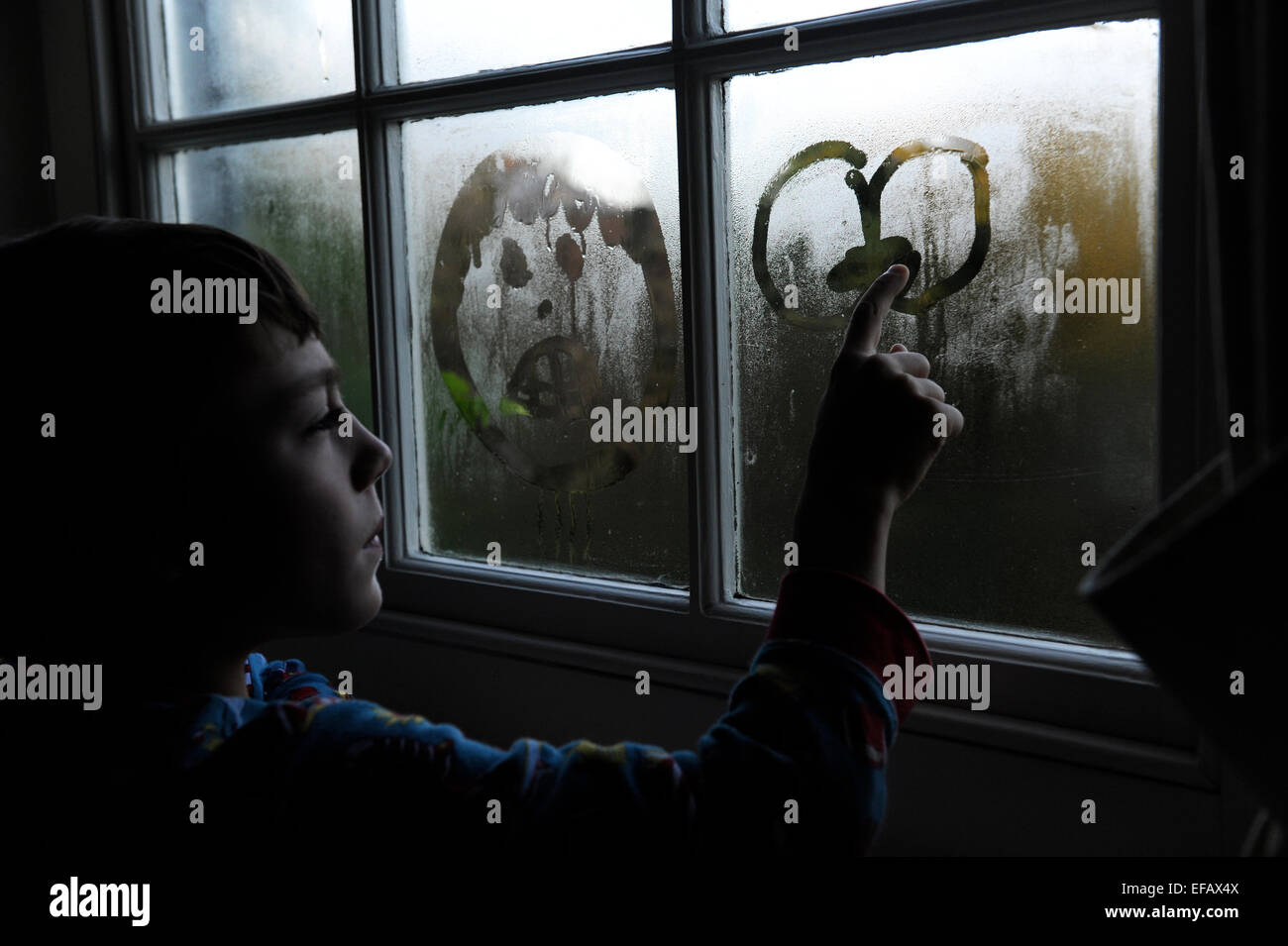 Dibujo de muchacho de 10 años se enfrenta a la condensación en una ventana  Fotografía de stock - Alamy
