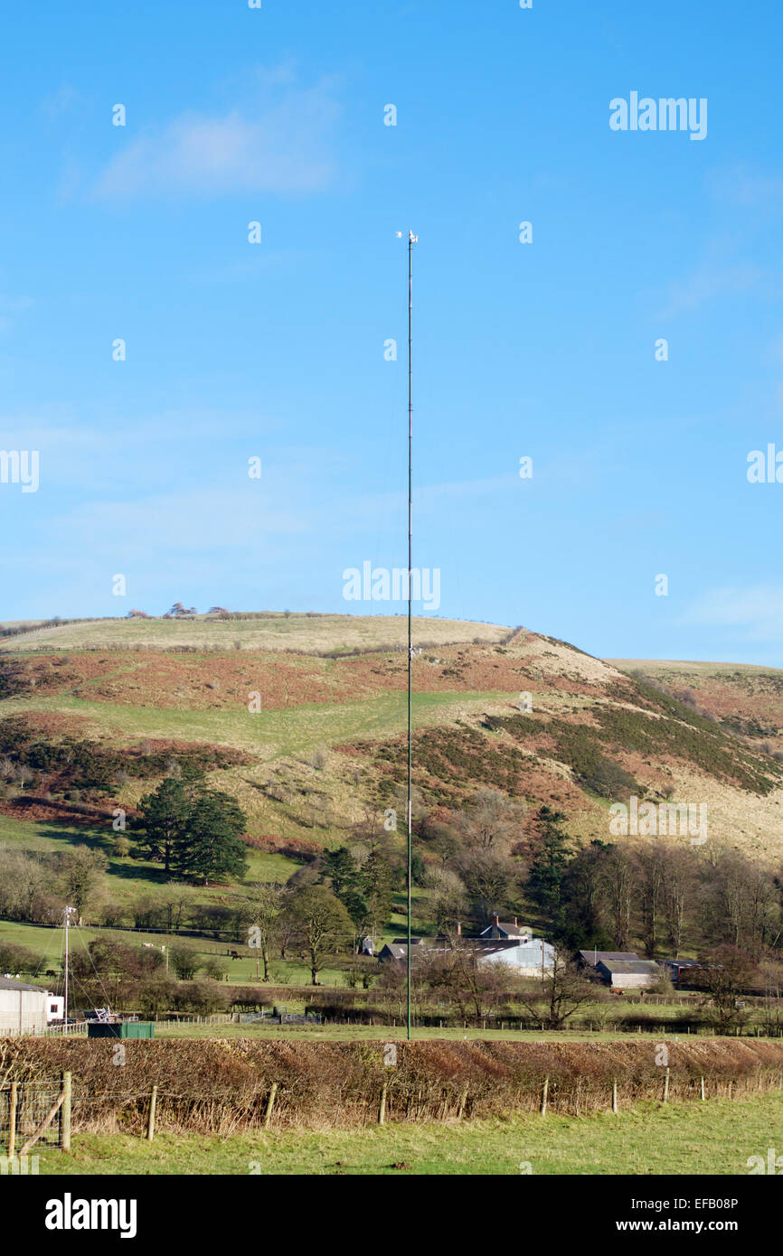 Cerca de Knighton, Powys, Gales, Reino Unido. Un control de la velocidad del viento, el mástil, para comprobar la adecuación del área para un aerogenerador Foto de stock