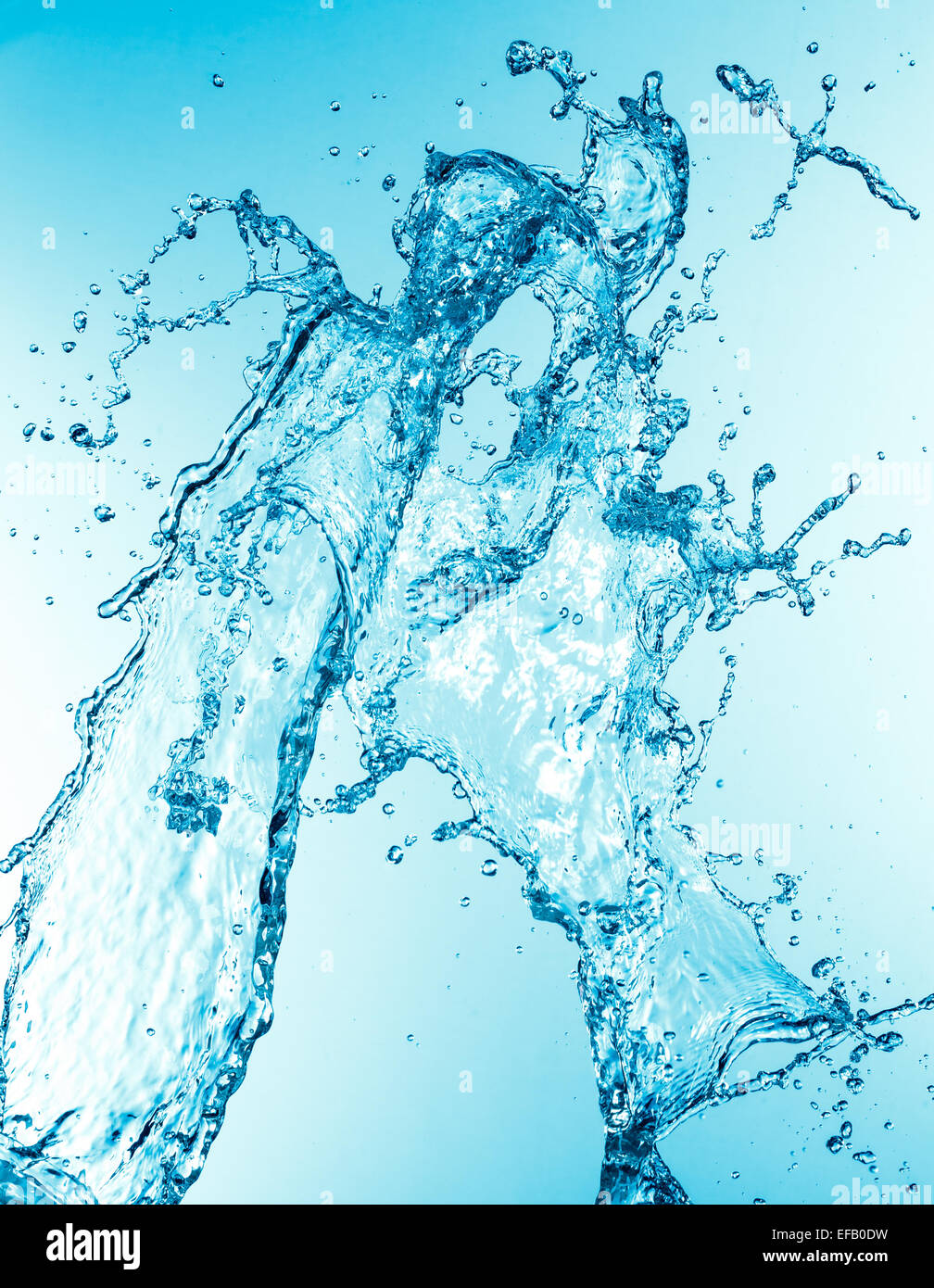Water Splash abstracto sobre fondo azul. Foto de stock