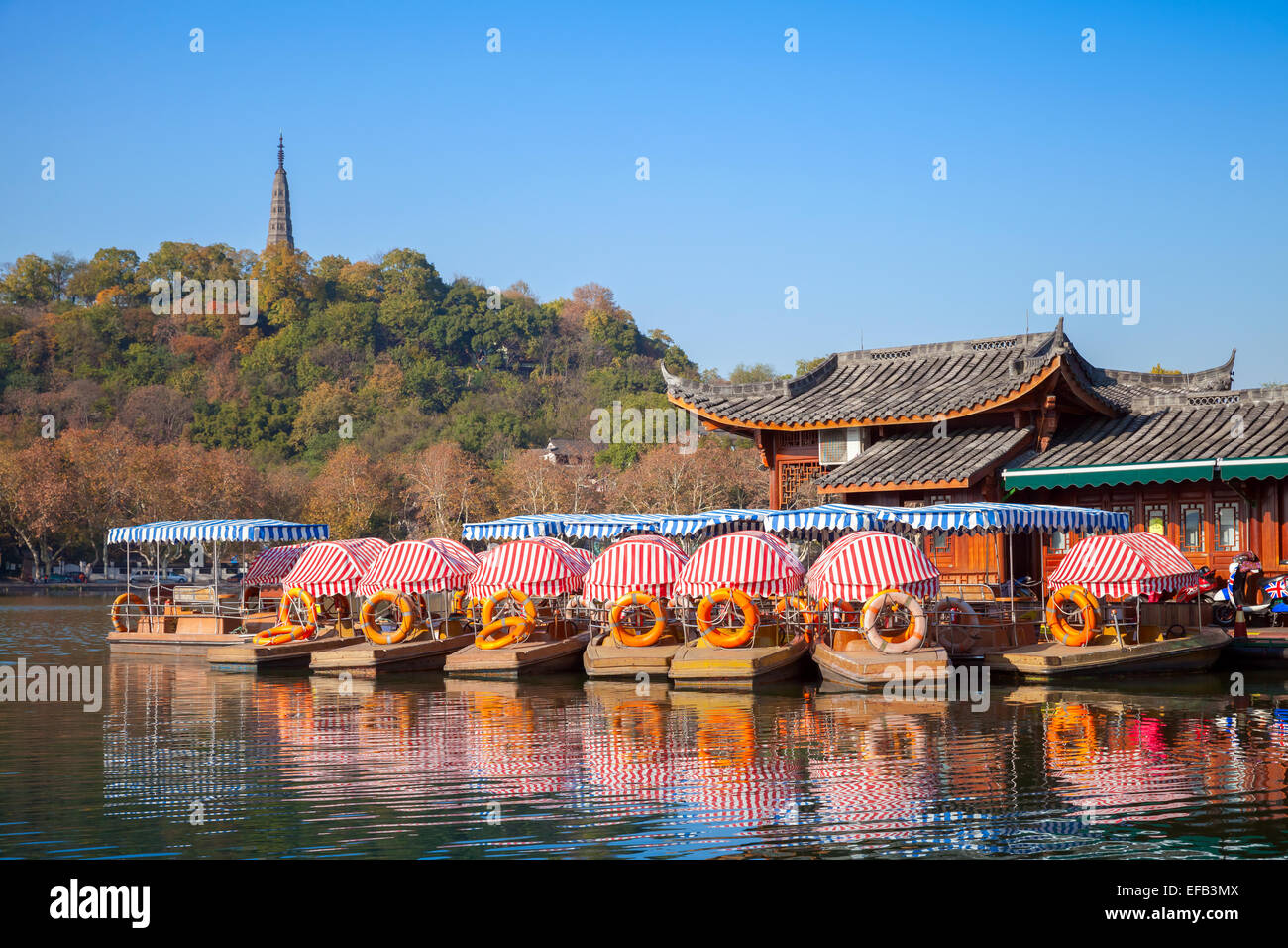 Embarcaciones de recreo chinos están amarrados en el lago West Coast. Parque famoso en la ciudad de Hangzhou, China Foto de stock