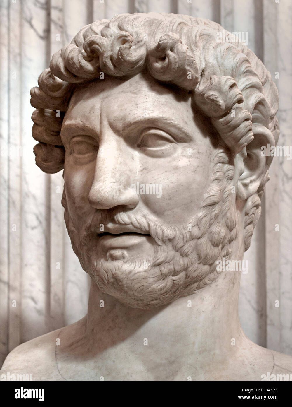 Busto del Emperador Adriano, del Mausoleo de Adriano, posiblemente creado a raíz de la muerte del emperador en el 138 AD ( Museo Vaticano Roma Italia ) Foto de stock