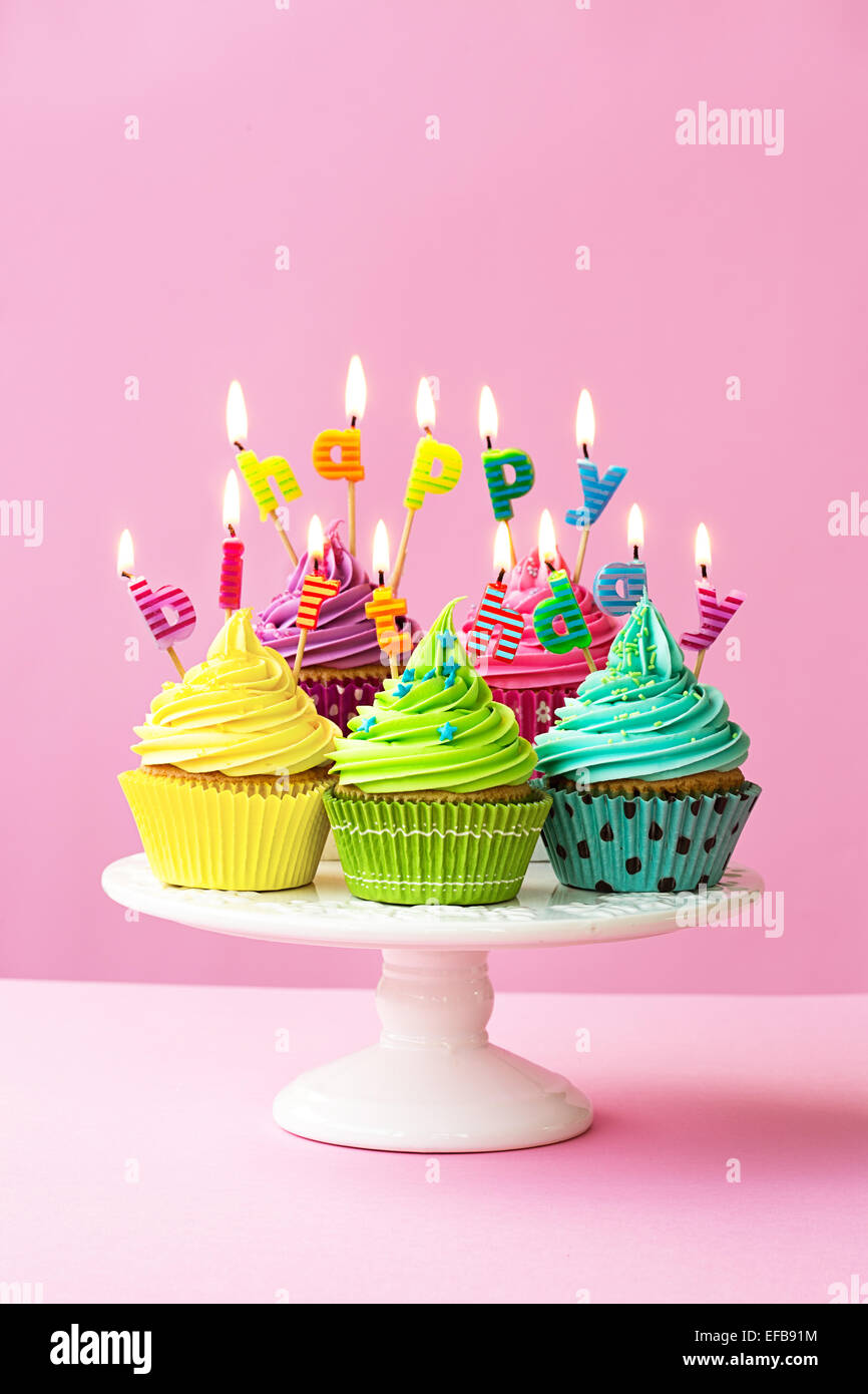 Cupcakes de fiesta de cumpleaños fotografías e imágenes de alta