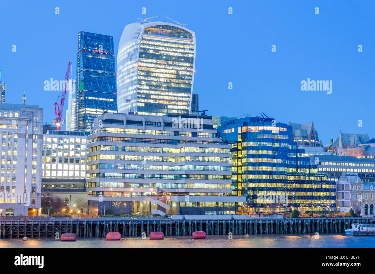 Ciudad de Londres por la noche con el Cheesegrater y edificios de Walkie-Talkie en vista Foto de stock