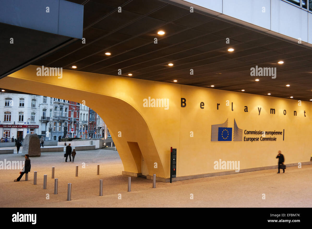 Bruselas, Bélgica - Octubre 2014: Gate en el edificio Berlaymont de la Comisión Europea durante el anochecer Foto de stock